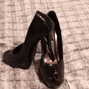 Shiny black pumps